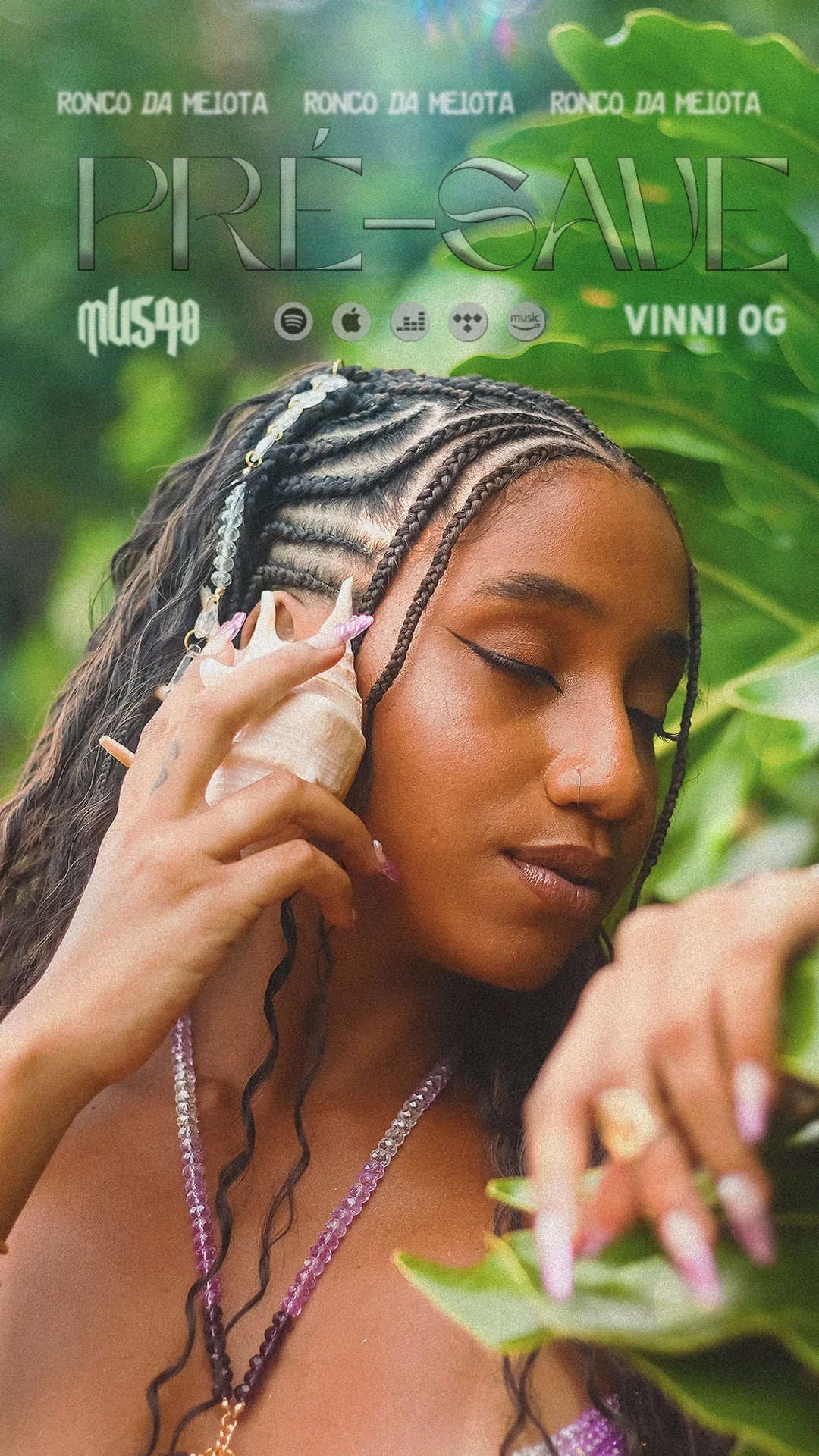 Shawty com a concha no ouvido entre folhas, peça de pré-save