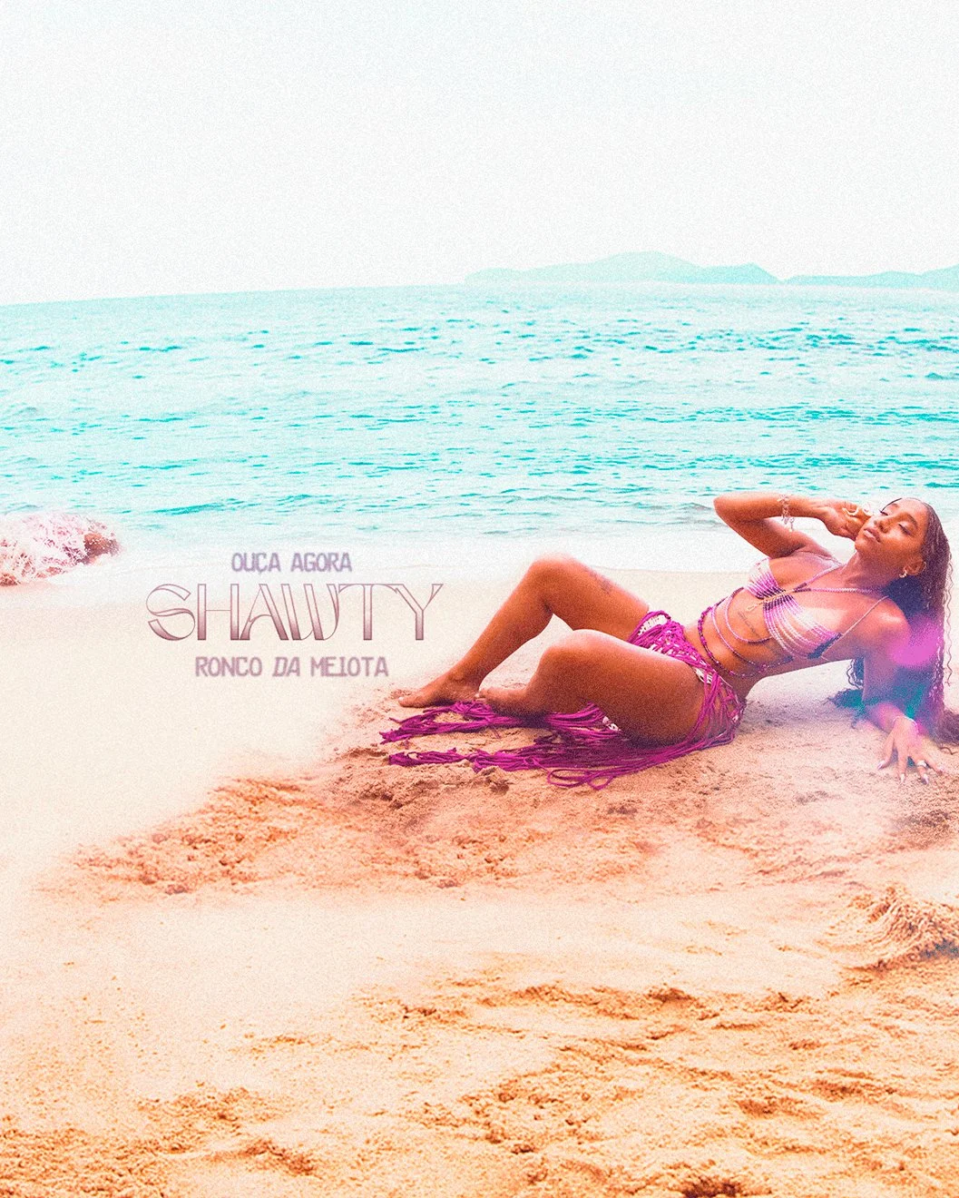 Shawty deitada na areia diante do mar turquesa, capa do carrossel de lançamento de Ronco da Meiota
